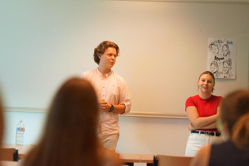 VIVES-studenten stellen hun eduSHARE voor aan elkaar VIVES-studenten stellen hun eduSHARE voor aan elkaar