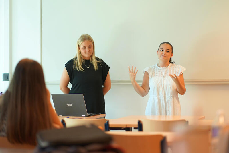 VIVES-studenten stellen hun eduSHARE voor aan elkaar VIVES-studenten stellen hun eduSHARE voor aan elkaar