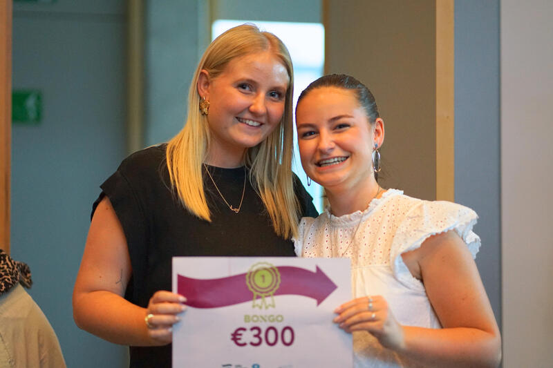 Amy Decoene en Camille Jacobs sleepten de eerste prijs in de wacht met hun eduSHARE rond haartype-diversiteit Amy Decoene en Camille Jacobs sleepten de eerste prijs in de wacht met hun eduSHARE rond haartype-diversiteit